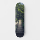 Einfache Hängebrücke über den Fluss Idrijca, Slove Skateboard (Vorderseite)