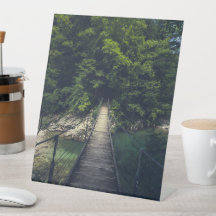 Einfache Hängebrücke über den Fluss Idrijca, Slove