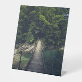 Einfache Hängebrücke über den Fluss Idrijca, Slove Sockelschild (Vorderseite)