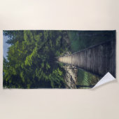 Einfache Hängebrücke über den Fluss Idrijca, Slove Strandtuch (Vorderseite)