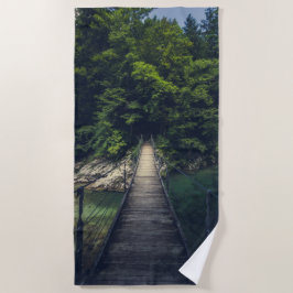 Einfache Hängebrücke über den Fluss Idrijca, Slove Strandtuch