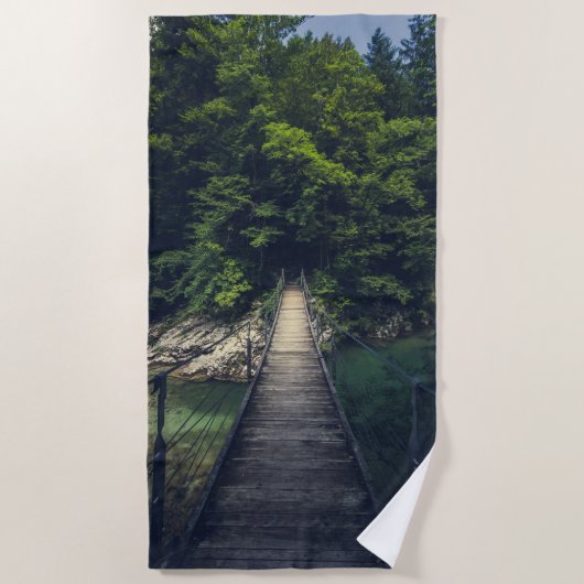 Einfache Hängebrücke über den Fluss Idrijca, Slove Strandtuch (Vorderseite)