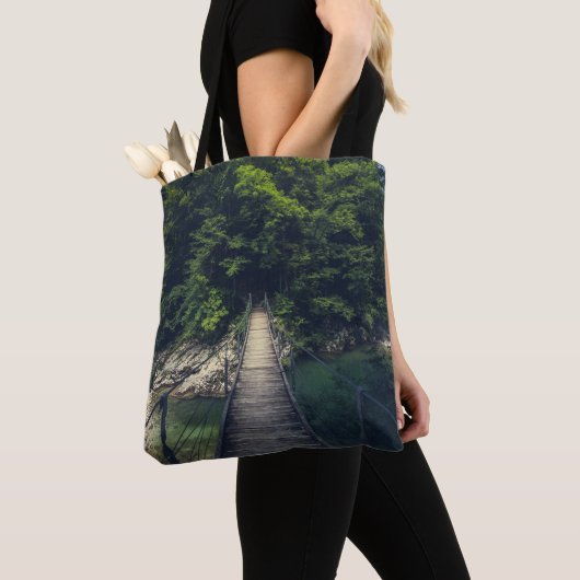 Einfache Hängebrücke über den Fluss Idrijca, Slove Tasche (Von Nahem)