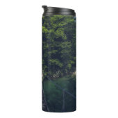 Einfache Hängebrücke über den Fluss Idrijca, Slove Thermosbecher (Nach rechts gedreht)