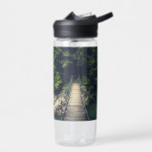 Einfache Hängebrücke über den Fluss Idrijca, Slove Trinkflasche (Links)