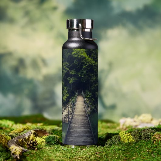 Einfache Hängebrücke über den Fluss Idrijca, Slove Trinkflasche (Außenbereich)