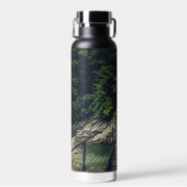 Einfache Hängebrücke über den Fluss Idrijca, Slove Trinkflasche (Vorne)