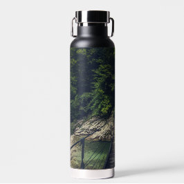 Einfache Hängebrücke über den Fluss Idrijca, Slove Trinkflasche