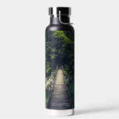 Einfache Hängebrücke über den Fluss Idrijca, Slove Trinkflasche (Links)