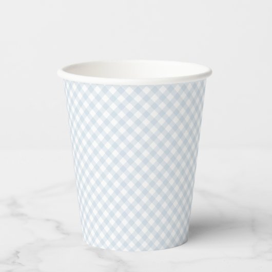 Einfache hellblaue Gingham-Babydusche Pappbecher (Vorderseite)