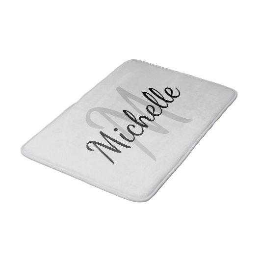 Einfache hellgraue Fett Typografie & Name Monogram Badematte (Schrägansicht)