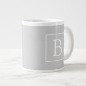 Einfache hellgraue Monogramm Jumbo-Tasse (Vorderseite Rechts)