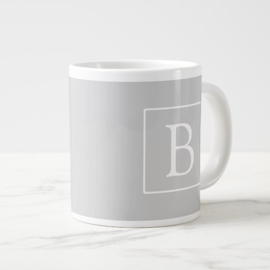 Einfache hellgraue Monogramm Jumbo-Tasse (Vorderseite Rechts)