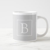 Einfache hellgraue Monogramm Jumbo-Tasse (Rechts)