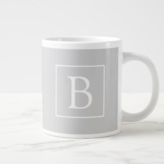Einfache hellgraue Monogramm Jumbo-Tasse (Rechts)