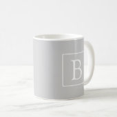 Einfache hellgraue Monogramm Kaffeetasse (VorderseiteRechts)