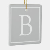 Einfache hellgraue Monogramm Keramikornament (Rechts)