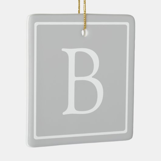 Einfache hellgraue Monogramm Keramikornament (Rechts)
