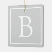 Einfache hellgraue Monogramm Keramikornament (Links)