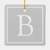 Einfache hellgraue Monogramm Keramikornament (Rückseite)