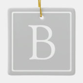 Einfache hellgraue Monogramm Keramikornament (Vorderseite)