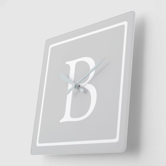 Einfache hellgraue Monogramm Quadratische Wanduhr (Winkel)