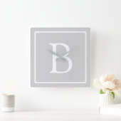 Einfache hellgraue Monogramm Quadratische Wanduhr (Zuhause)