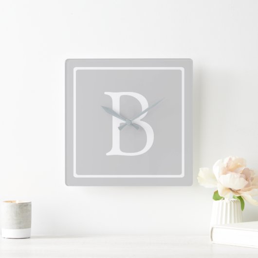 Einfache hellgraue Monogramm Quadratische Wanduhr (Zuhause)