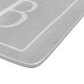 Einfache hellgraue Monogramm Schneidebrett (Ecke)