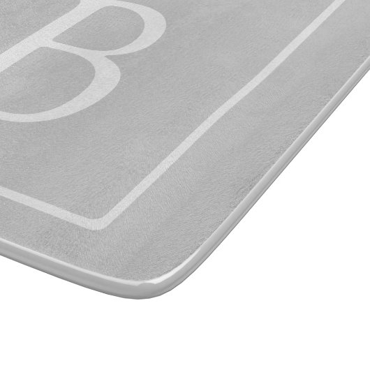 Einfache hellgraue Monogramm Schneidebrett (Ecke)