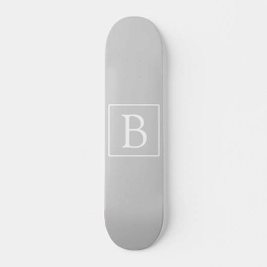 Einfache hellgraue Monogramm Skateboard (Vorne)