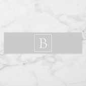 Einfache hellgraue Monogramm Wasserflaschenetikett (Einzelnes Label)