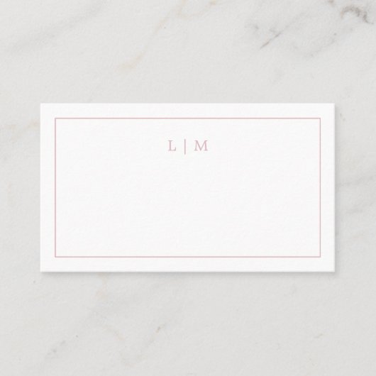 Einfache hellrosa Monogram Elegant Wedding Platzkarte (Vorderseite)
