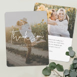 Einfache Hochzeit des modernen Handschriften-Fotos Dankeskarte<br><div class="desc">Dieses einfach stilvolle, individuelle Foto Hochzeit dank der Kartenvorlage verfügt über ein warmes, minimalistisches, modernes Design. Die Standardform ist abgerundete Ecken, aber die Standardecken funktionieren auch wunderbar mit diesem Design. Versuchen Sie also, das Aussehen zu überprüfen und zu sehen, welches Sie aufnehmen! Wir haben eine halbtransparente graue Ebene zwischen der...</div>