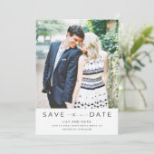 Einfache Hochzeit des Schwarz-weißen Fotos Save The Date (Stehend Vorderseite)
