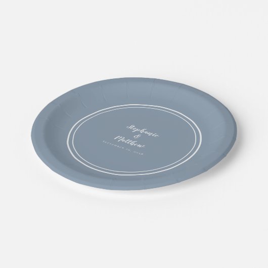 Einfache Hochzeit in Dusty Blue Moderne Braut & Gr Pappteller (Schrägansicht)