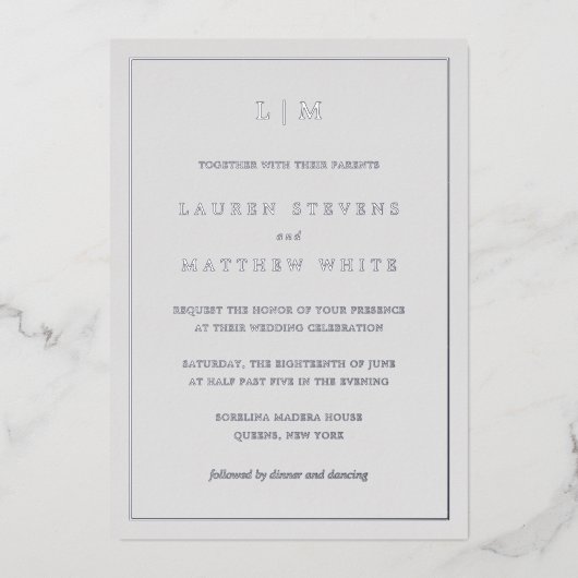 Einfache Hochzeit in hellgrauem Monogramm Folieneinladung (Vorderseite)