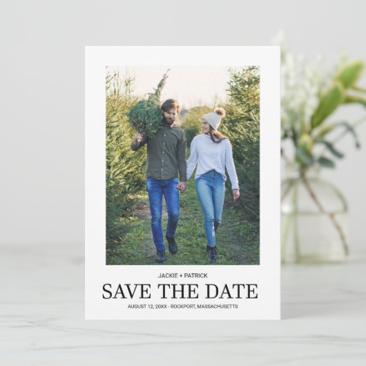Einfache Hochzeit mit Foto und Typografie Save The Date (Stehend Vorderseite)