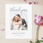 Einfache Hochzeit Vielen Dank Postcard mit Foto Postkarte<br><div class="desc">Dieses schlichte, schicke Foto Hochzeitsgeschenk dank Postkartenvorlage zeichnet sich durch ein knackiges, modernes Design aus. Wir haben uns für ein stilvolles, modernes Drehbuch entschieden, um "danke" auf der Vorderseite. Wir haben diesen Teil des Designs so positioniert, dass er in die Spitze Ihres Fotos fließt. Unser Beispiel-Foto funktioniert gut mit dieser...</div>