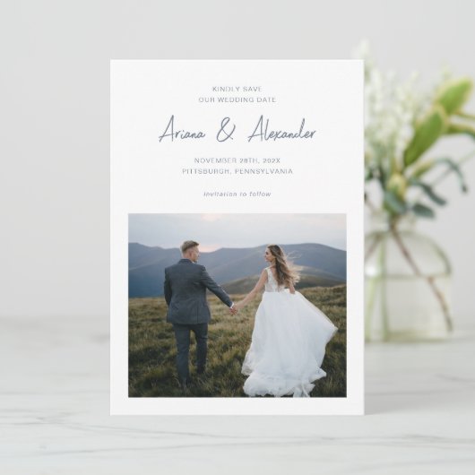 Einfache Hochzeit von Dusty Blue Script Foto Save The Date (Stehend Vorderseite)