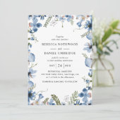 Einfache Hochzeit von Dusty Blue Wildblumen Einladung (Stehend Vorderseite)