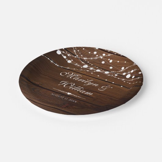 Einfache Hochzeit von rustikalem Holz und Streiche Pappteller (Schrägansicht)