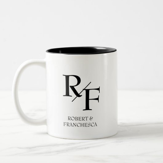 Einfache Hochzeitmonogramm Schwarz/Weiß Zweifarbige Tasse (Links)