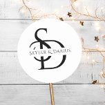 Einfache Hochzeitsmonogramm Personalisiert mit Nam Runder Aufkleber<br><div class="desc">Fügen Sie Ihrer Hochzeit eine personalisierte Touch mit dem Simple Wedding Monogram Personalisiert mit Name Classic Round Aufkleber hinzu. Diese individuellen Hochzeitsticker für Monogramm eignen sich hervorragend zum Abdichten von Umschlägen, zum Hinzufügen von Flair zu Gastgeschenke Hochzeiten oder zur Verbesserung Ihres Hochzeitsaufklebers. Mit einem schlichten und eleganten Monogramm-Design mit den...</div>