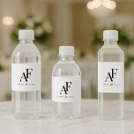 Einfache Hochzeitsmonogramm Schwarz/Weiß Wasserflaschenetikett<br><div class="desc">Eine einfache Hochzeit Monogramm glänzende Wasserflaschen Etiketten mit klassischer traditioneller Typografie in schwarz auf weiß in einem eleganten Stil. Der Text lässt sich einfach mit Ihren Namen für das perfekt personalisierte Design anpassen!</div>