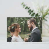 Einfache Hochzeitsschrift mit Monogramm und QR-Cod Dankeskarte (Stehend Vorderseite)