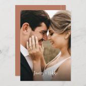 Einfache Initialen Script Terracotta Foto Wedding Einladung (Vorne/Hinten)