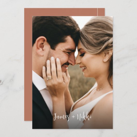 Einfache Initialen Script Terracotta Foto Wedding Einladung (Vorne/Hinten)