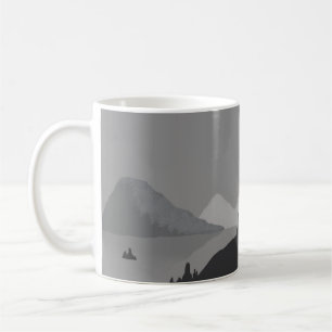 Einfache Kaffeetasse mit grauer Berglandschaft