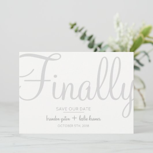 Einfache Kalligrafie Grau endlich Gerettet unser D Save The Date (Stehend Vorderseite)